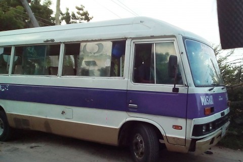 Ein Kleinbus, genannt Dalladalla, mit einem lilafarbenen Streifen auf der Seite.