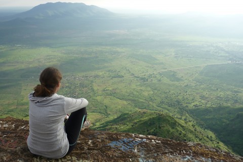 Das Foto zeigt mich, Mareike, auf einem Felsen sitzend.