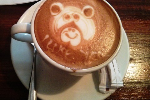 Das Foto zeigt eine Kaffeetasse, in der aus Milchschaum ein Bärenkopf und die Aufschrift "I like you" gezeichnet wurden
