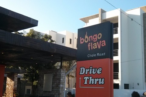 Das Foto zeigt ein Schild der Fast-Food-Kette "bongo flava"