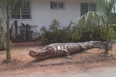 Das Foto zeigt ein großes Krokodil aus Metall