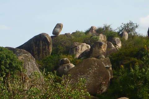 Das Bild zeigt einen für die Region um Mwanza typischen Hügel mit runden Felsformationen