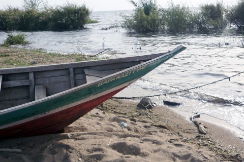 Das Foto zeigt ein Fischerboot, das den Namen "Hapa Kazi Two" trägt